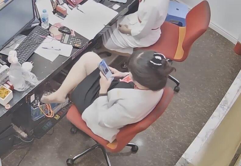 The jewelry store hostess manager show us her cute feet 16