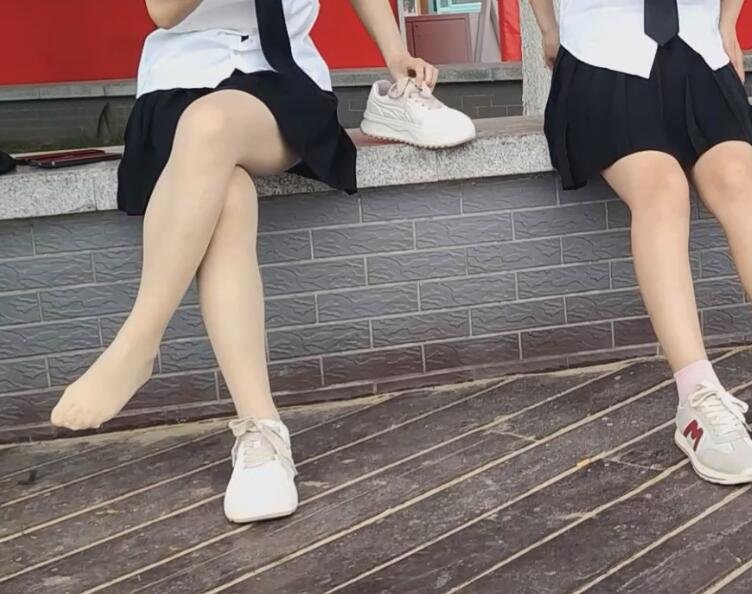 The students take off their shoes on the beach